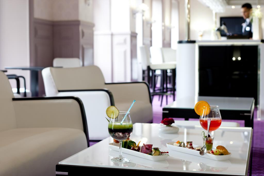 Hotel Chapelle Et Parc Lourdes Bagian luar foto