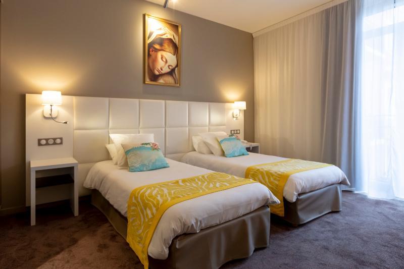 Hotel Chapelle Et Parc Lourdes Bagian luar foto